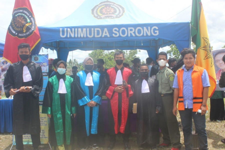 Kunjungan DIRJEN DIKTI Pendidikan Tinggi KEMENDIKBUD RI di UNIMUDA SORONG, Prodi Hukum menampilkan “Simulated Description” pada Stand Bazar FISHUM.