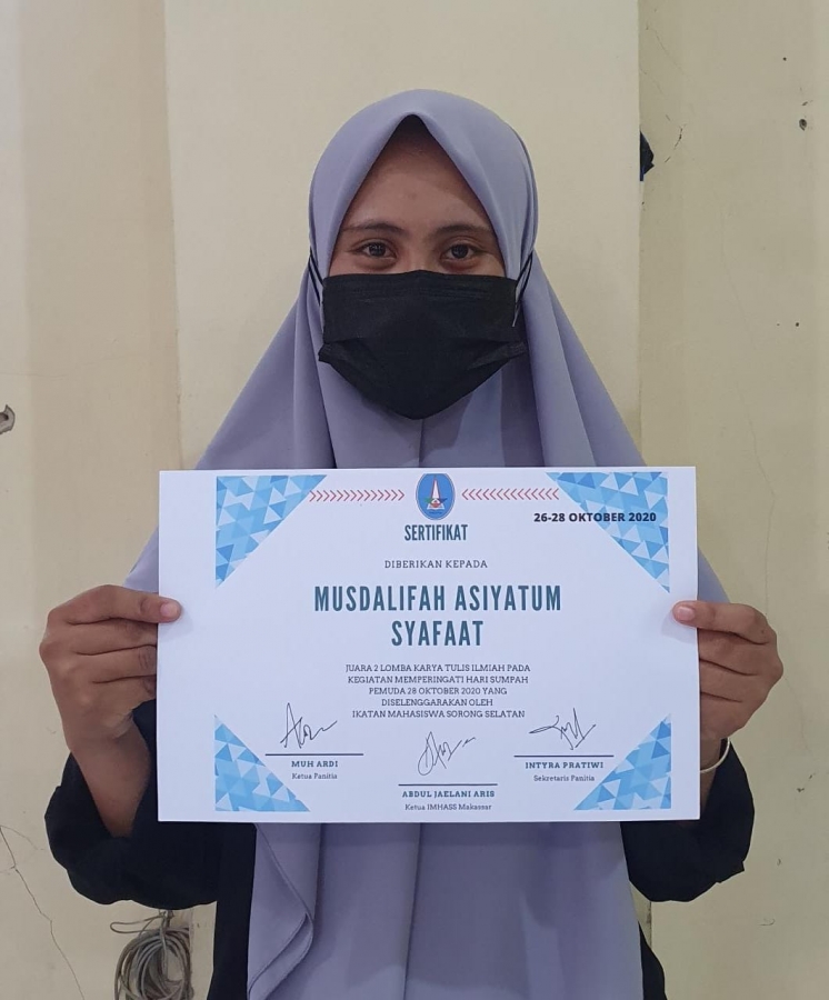 MUSDALIFAH ASIYATUM SYAFAAT, MAHASISWA PRODI HUKUM UNIMUDA SORONG YANG BERHASIL MERAIH PRESTASI TERBAIK