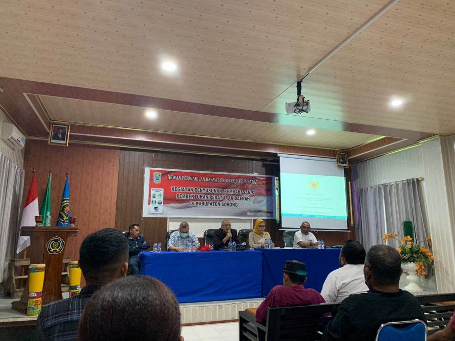 Sosialisasi Kegiatan Penyusunan, Pembahasan Dan Pembentukan Peraturan Daerah Oleh Dprd Kabupaten Sorong, Dosen Hukum Unimuda Memberikan Masukan